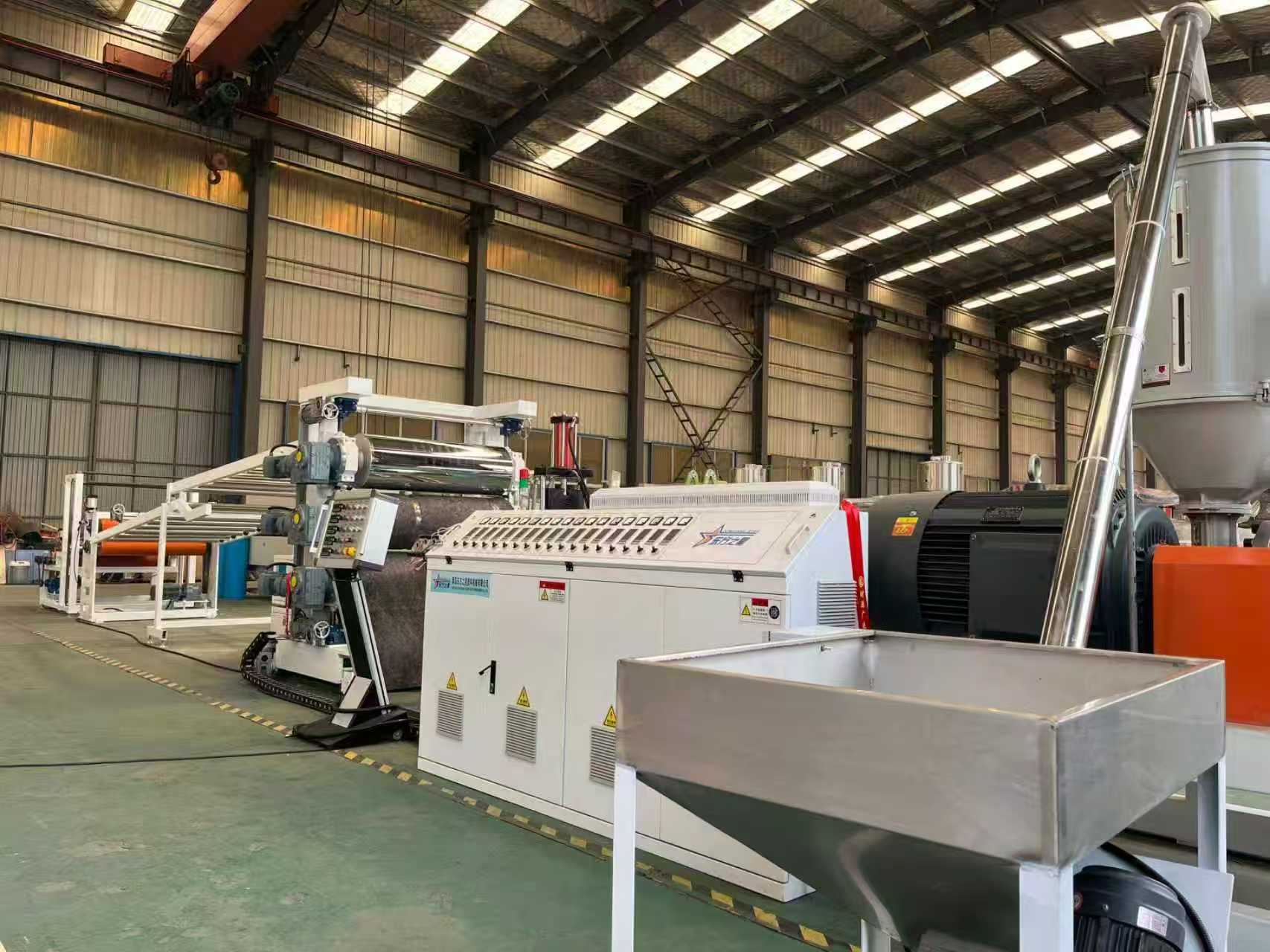 QINGDAO EASTSTAR, TPE/TPV/TPU/TPR Kaymaz Mat Ekipman Denetimi için Müşterileri Karşılıyor