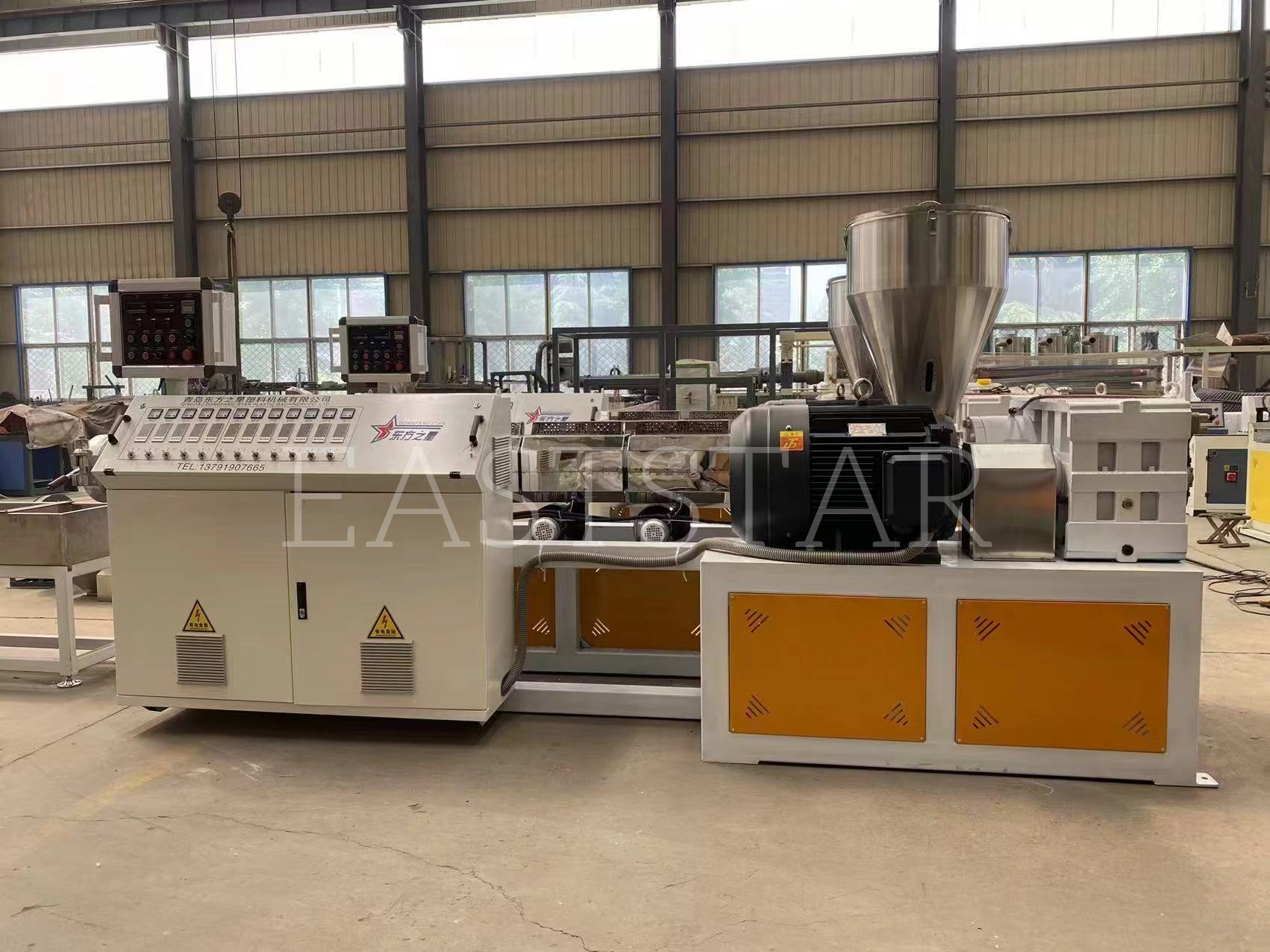 Teknik ekibimiz, Arap müşterimiz için TSSK65 paralel çift vidalı granülatörün hassas montajını gerçekleştiriyor